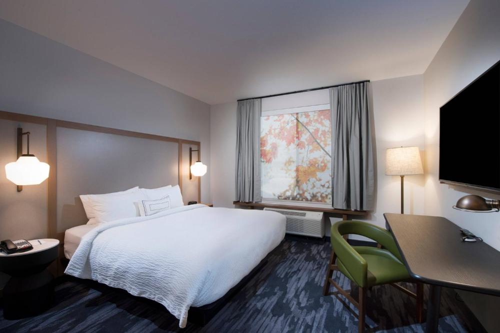 King Room with Transfer Shower - Mobility Access/Communication Assistance interior